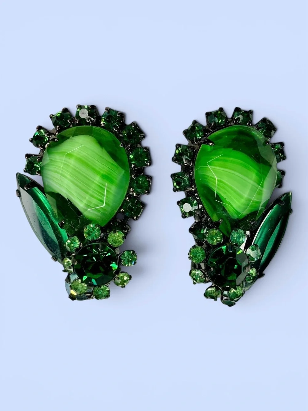 Verified Book Piece Juluana D&E Elegant Emerald Green Givre Clip-on Earrings - Picture 7 of 10